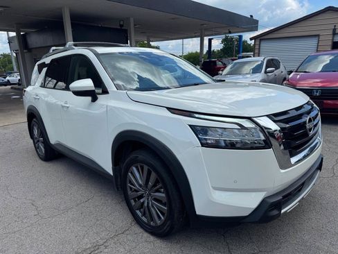 Used 2024 Nissan Pathfinder SL w/ SL Premium Package FWD image 3