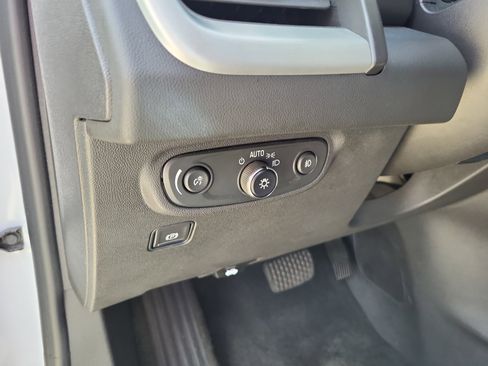 Used 2024 GMC Terrain SLT image 17