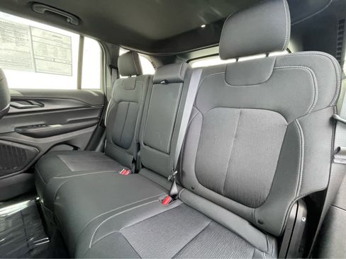 New 2025 Jeep Grand Cherokee Laredo w/ Luxury Tech Group I image 24