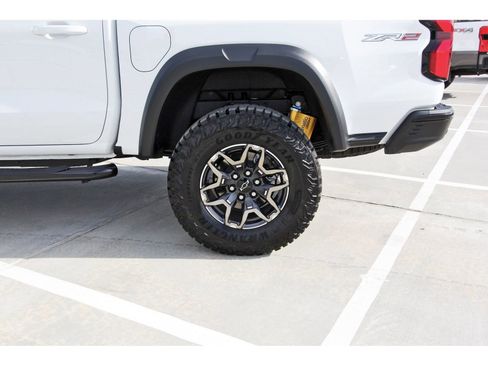 Used 2025 Chevrolet Colorado ZR2 w/ Technology Package image 28