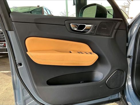 Used 2022 Volvo XC60 T8 Inscription image 22