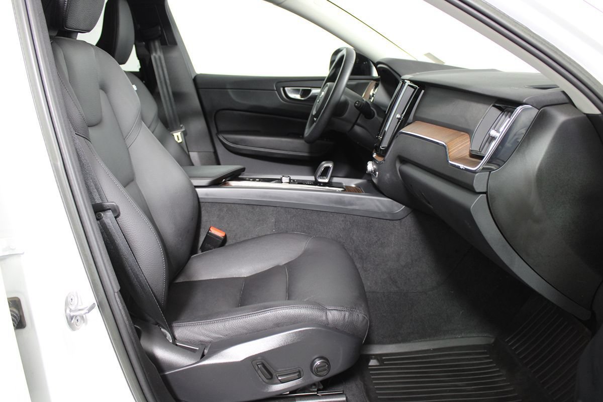 Used 2023 Volvo XC60 B5 Plus w/ Climate Package FWD image 9