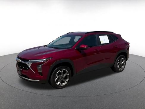 Used 2025 Chevrolet Trax LT FWD image 4