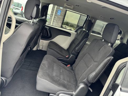 Used 2019 Dodge Grand Caravan SE w/ UConnect Hands-Free Group image 9