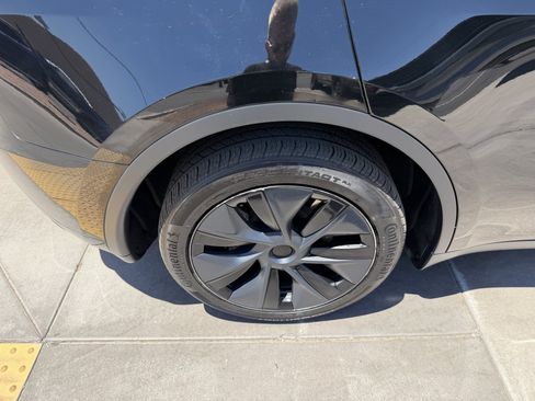 Used 2024 Tesla Model Y 2WD image 15