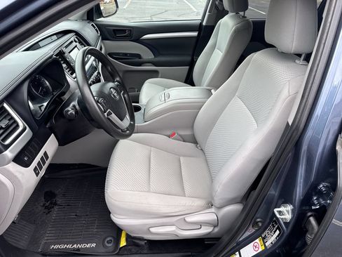 Used 2019 Toyota Highlander LE AWD/4WD image 21