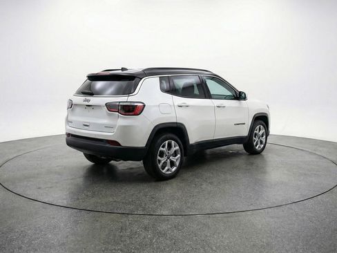 Used 2025 Jeep Compass Latitude image 9