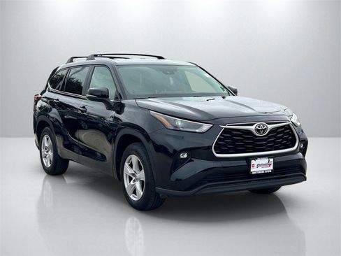 Used 2023 Toyota Highlander LE image 3