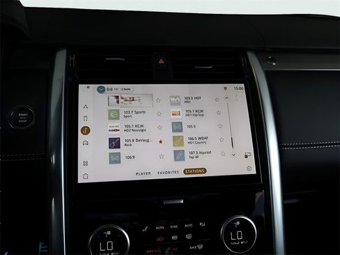 Used 2025 Land Rover Discovery Metropolitan Edition image 48