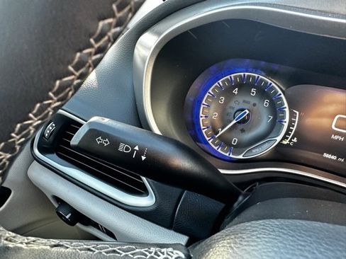 Used 2023 Chrysler Pacifica Touring-L image 32