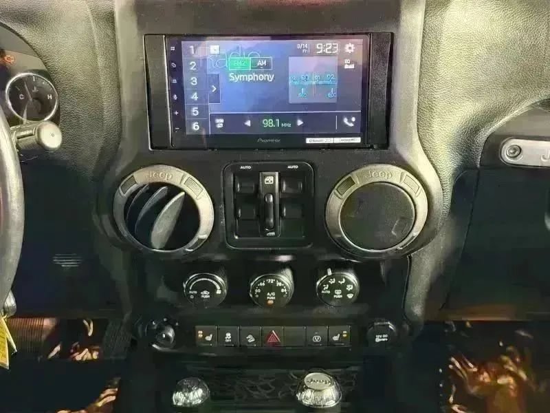 Used 2018 Jeep Wrangler Unlimited Rubicon w/ Connectivity Group AWD/4WD image 14
