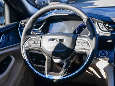 New 2025 Jeep Grand Cherokee Limited image 16