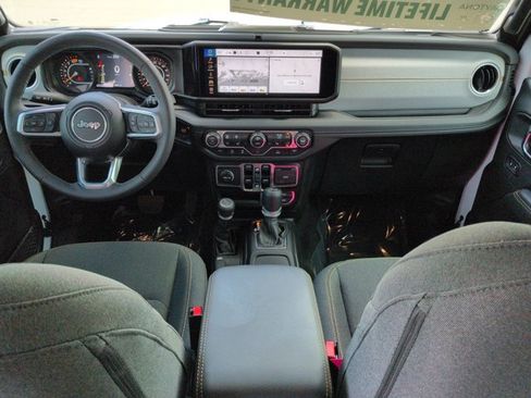 Used 2025 Jeep Wrangler Unlimited Sahara AWD/4WD image 15