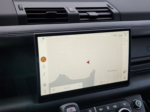 Certified 2025 Land Rover Defender 110 X-Dynamic SE AWD/4WD image 17