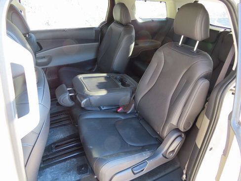 New 2026 Kia Carnival EX image 22