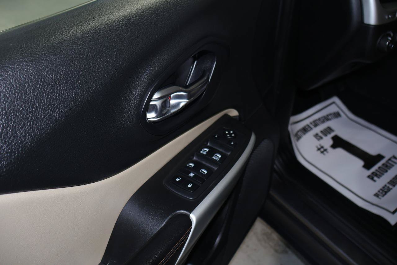 Used 2018 Jeep Cherokee Limited AWD/4WD image 15