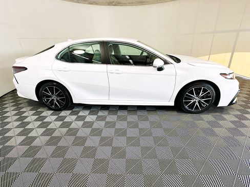 Used 2023 Toyota Camry SE FWD image 2