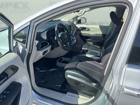 Used 2023 Chrysler Pacifica Touring-L FWD image 9