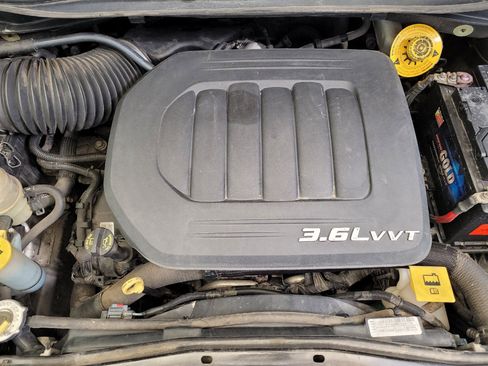 Used 2016 Chrysler Town & Country Limited image 30