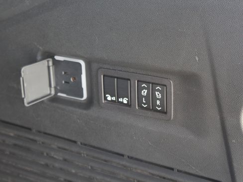 Used 2023 GMC Yukon XL Denali AWD/4WD image 21