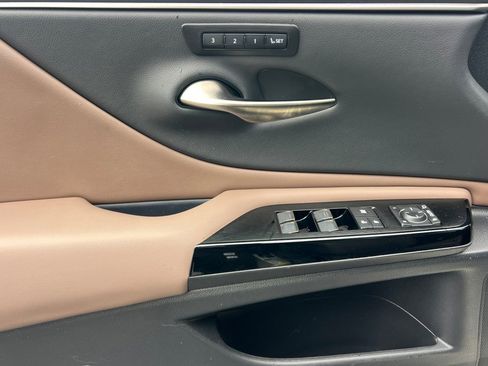 Used 2025 Lexus ES 300h w/ Premium Package image 15