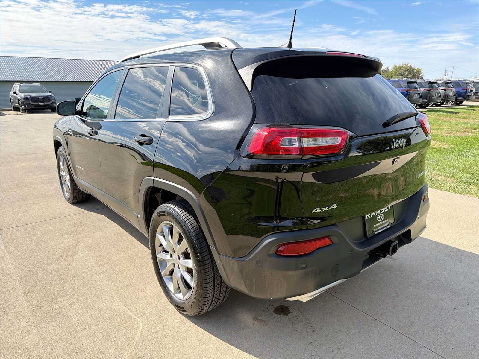 Used 2018 Jeep Cherokee Limited w/ Technology Group AWD/4WD image 4