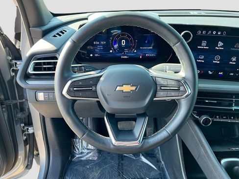 Used 2025 Chevrolet Traverse LT FWD image 17