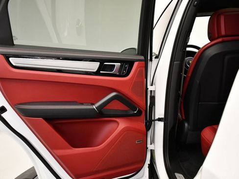 Used 2023 Porsche Cayenne Platinum Edition image 42