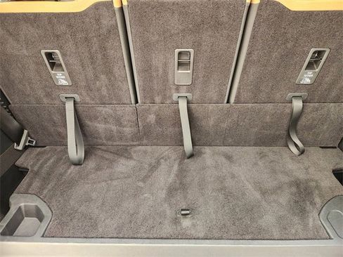 Used 2025 Land Rover Defender 130 X-Dynamic SE image 29