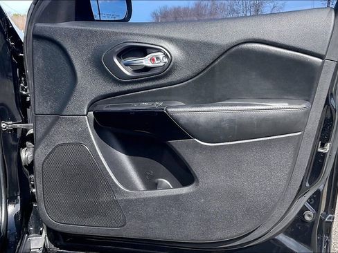 Used 2020 Jeep Cherokee Latitude Plus image 29