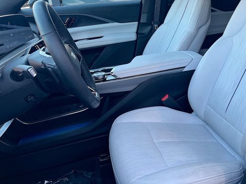 Used 2025 Cadillac Lyriq Luxury AWD/4WD image 22
