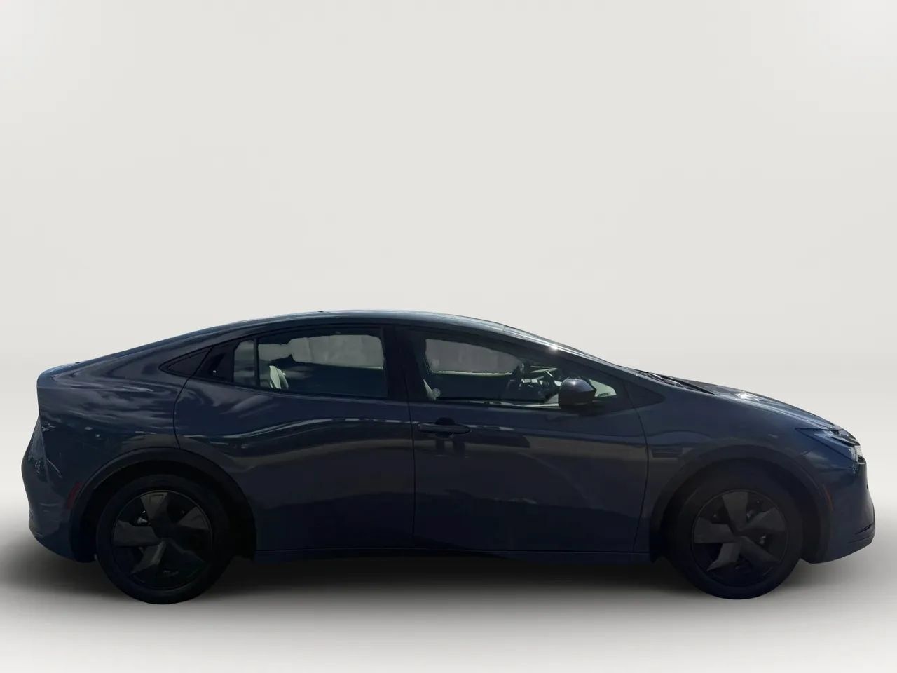 Used 2025 Toyota Prius LE FWD image 2