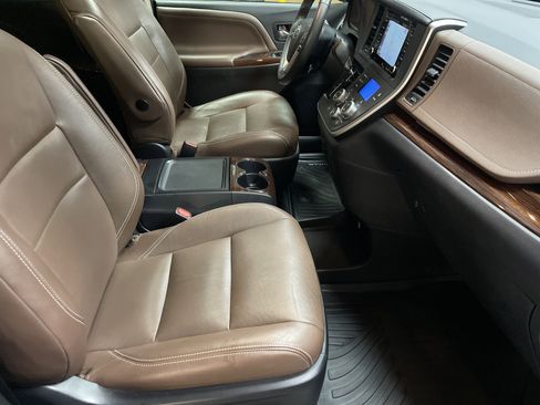 Used 2020 Toyota Sienna Limited Premium image 35