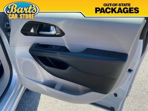 Used 2024 Chrysler Pacifica Limited FWD image 15
