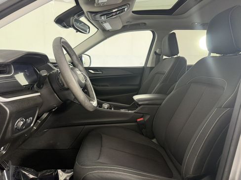Used 2023 Jeep Grand Cherokee Laredo X AWD/4WD image 15
