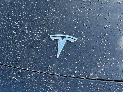 Used 2022 Tesla Model Y Long Range image 10