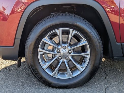 Used 2019 Jeep Cherokee Latitude Plus w/ Comfort/Convenience Group image 39