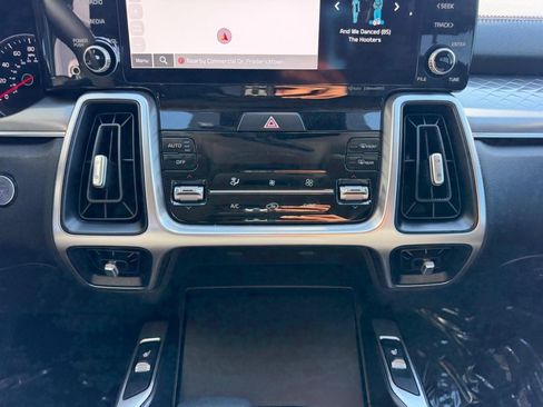 Used 2023 Kia Sorento S FWD image 16
