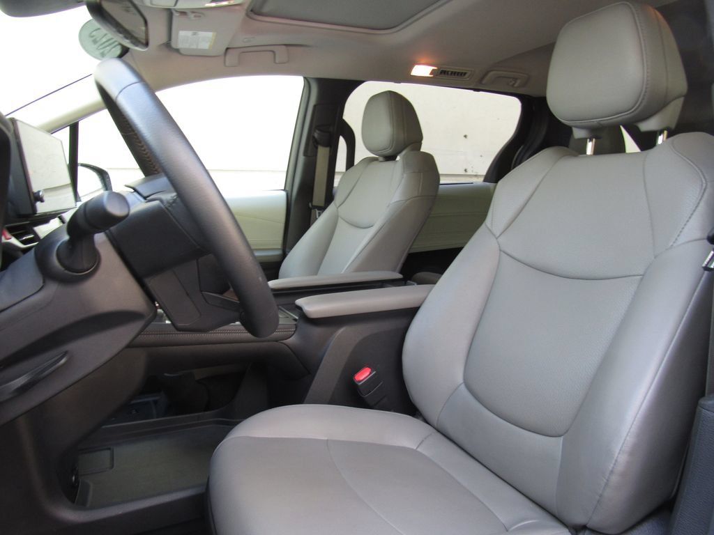 Used 2025 Toyota Sienna XLE FWD image 12