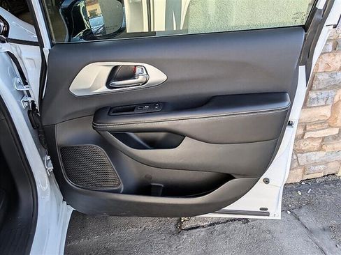 Used 2026 Chrysler Pacifica Limited FWD image 30