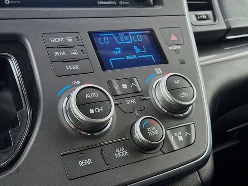 Used 2018 Toyota Sienna SE w/ SE Preferred Package FWD image 18