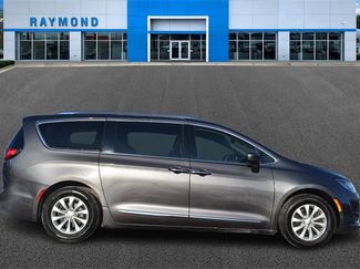 Used 2018 Chrysler Pacifica Touring-L video 2