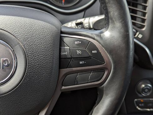 Used 2019 Jeep Cherokee Latitude Plus w/ Comfort/Convenience Group AWD/4WD image 25