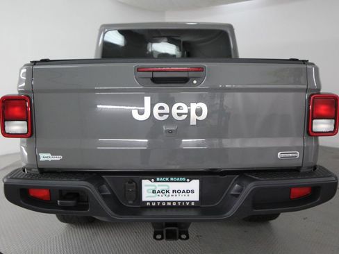 Used 2021 Jeep Gladiator Overland AWD/4WD image 8
