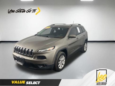 Used 2016 Jeep Cherokee Latitude w/ Comfort/Convenience Group AWD/4WD image 1