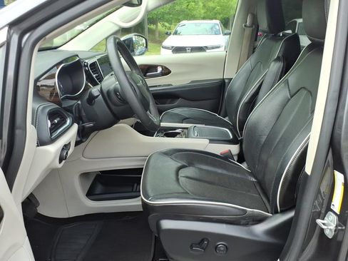 Used 2023 Chrysler Pacifica Limited FWD image 11