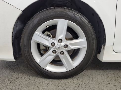 Used 2014 Toyota Camry SE FWD image 9
