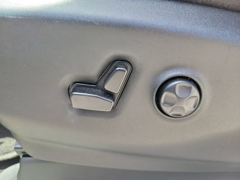 Used 2023 Chrysler Pacifica Touring-L FWD image 19
