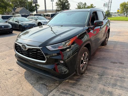 Used 2021 Toyota Highlander XLE AWD/4WD image 4