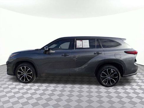 Used 2022 Toyota Highlander LE FWD image 5